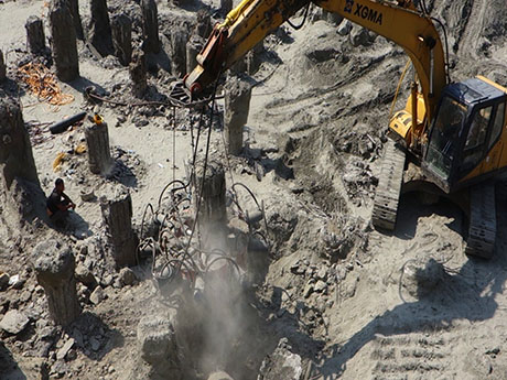 The Construction Site And Working Video Of Hydraulic Pile Breaker