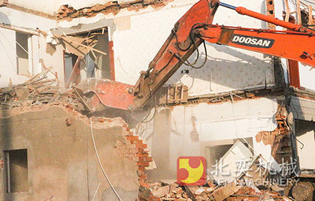 Removal of low - rise buildings by hydraulic crushing pliers